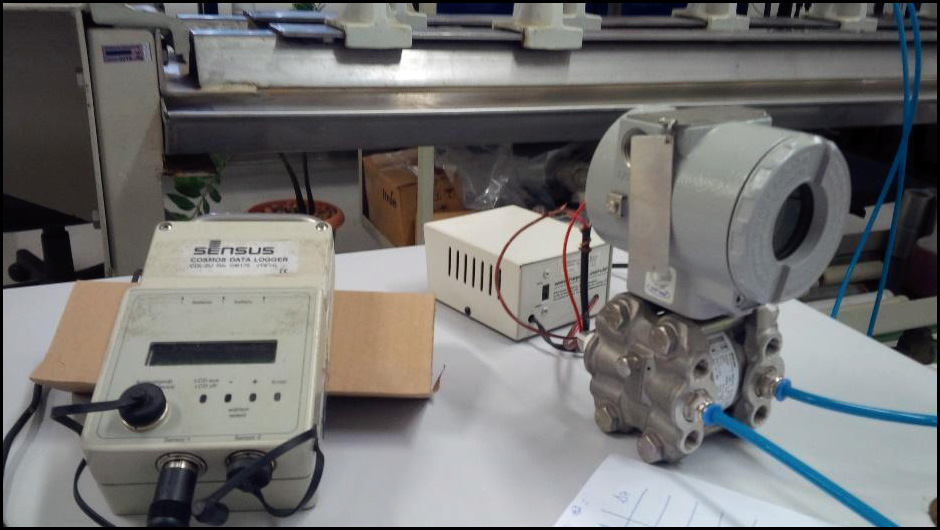 A machine on a table

Description automatically generated