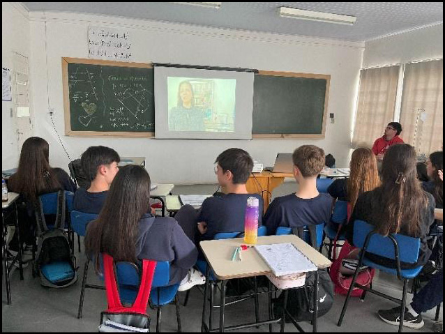 Grupo de pessoas sentadas em uma sala

Descrição gerada automaticamente com confiança média