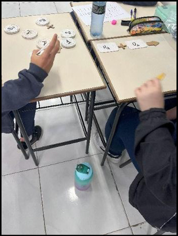 Uma imagem contendo pessoa, homem, mesa, segurando

Descrição gerada automaticamente