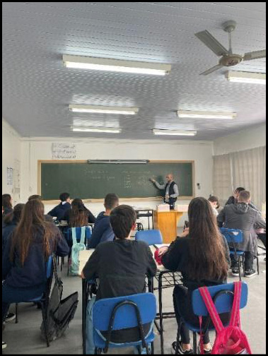 Grupo de pessoas sentadas em cadeiras

Descrição gerada automaticamente