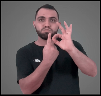 Uma imagem contendo pessoa, no interior, homem, segurando

Descrição gerada automaticamente