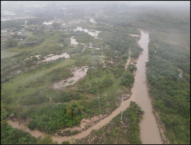 Vista aérea de um morro

Descrição gerada automaticamente