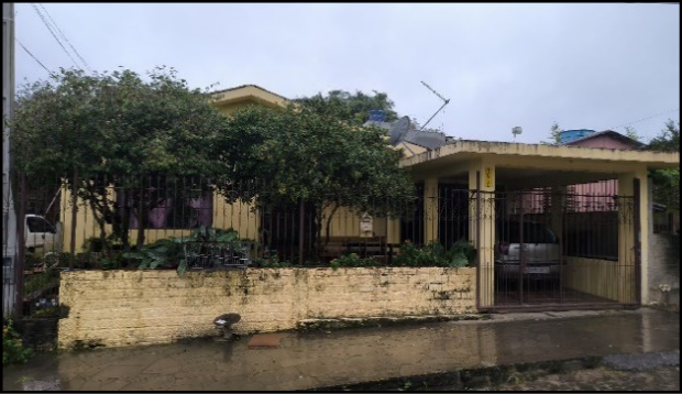 Casa com árvores ao fundo

Descrição gerada automaticamente com confiança média