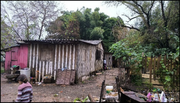 Casa de madeira com árvores ao fundo

Descrição gerada automaticamente com confiança média