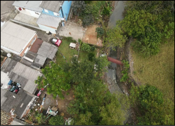 Rua com casas e árvores

Descrição gerada automaticamente com confiança baixa