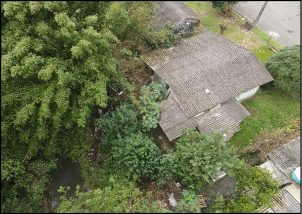 Jardim com pedras e árvores ao fundo

Descrição gerada automaticamente