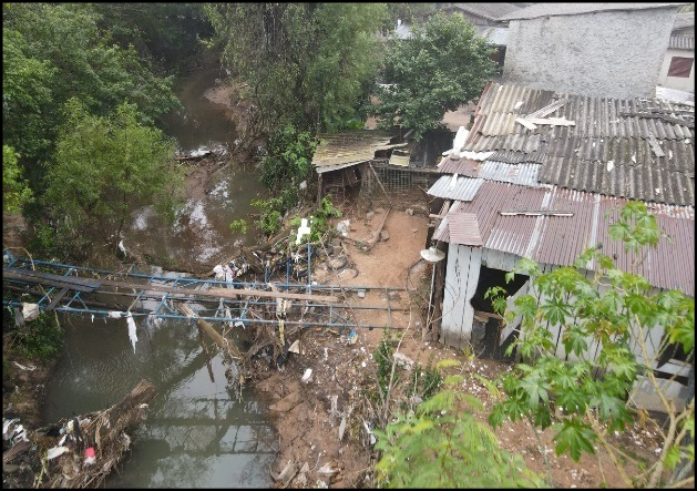 Rio com pedras e árvores

Descrição gerada automaticamente com confiança média