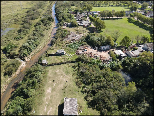 Trem andando nos trilhos perto de montanha

Descrição gerada automaticamente