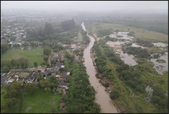 Vista aérea de uma cidade com montanha ao fundo

Descrição gerada automaticamente