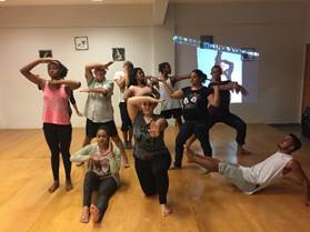 Grupo de pessoas em pé

Descrição gerada automaticamente