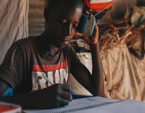 Bernardo, 14, acompanha a aula pela rdio