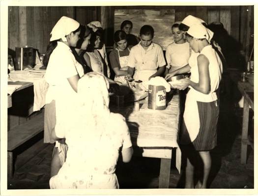 Foto em preto e branco de grupo de pessoas posando para foto

Descrição gerada automaticamente