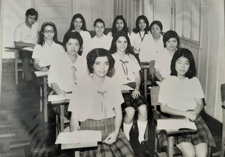 Foto em preto e branco de grupo de pessoas posando para foto

Descrição gerada automaticamente