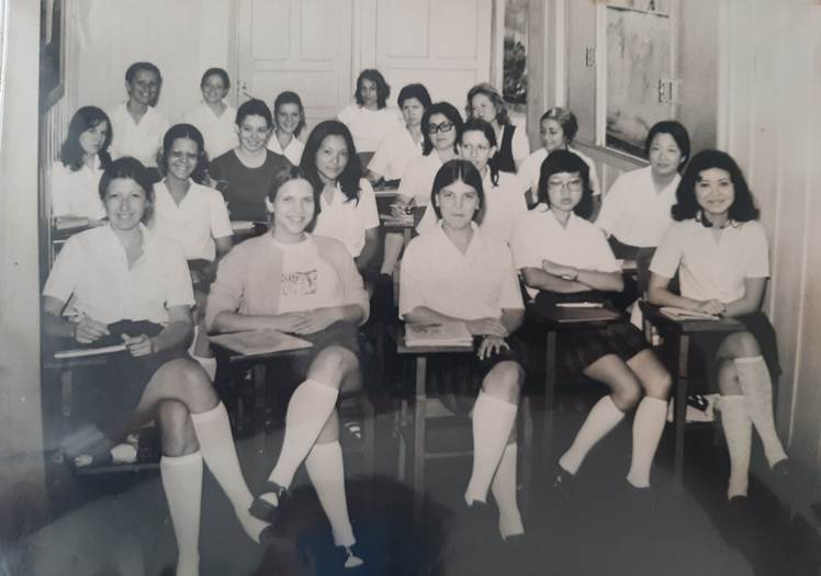 Foto em preto e branco de grupo de pessoas posando para foto

Descrição gerada automaticamente