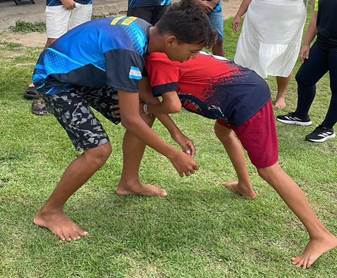 Homem com criança na grama

Descrição gerada automaticamente com confiança média