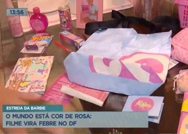 Pessoas em frente a mesa com comida

Descrição gerada automaticamente com confiança média