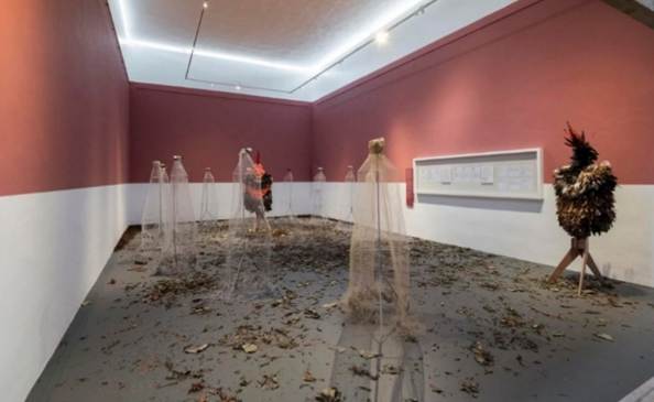 Glicéria Tupinambá, comunidade Tupinambá da Serra do Padeiro, Okará Assojaba. A instalação faz parte da história narrada na exposição "Ka'a Pûera", na 60ª Bienal de Artes de Veneza.